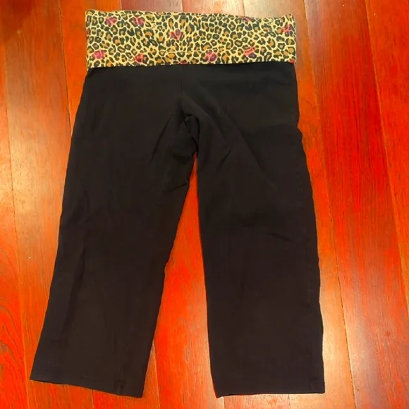 Victoria's Secret Pink Women's Black Leopard Print Waistband Capri Workout Pants - Picture 1 of 5